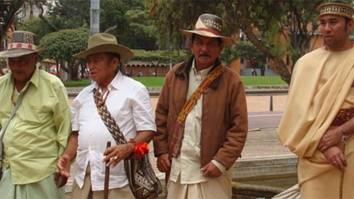Guillermo Barliza, Edicto Barroso y Sarakana, pütchipü’üi (palabreros) de la comunidad wayúu, durante su visita a Bogotá.
