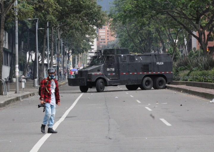 Fotógrafo frente a tanqueta.