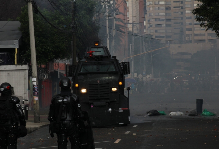 Agentes del Esmad junto a tanqueta