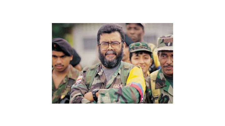 Alfonso Cano, durante los di&aacute;logos del Cagu&aacute;n. A su izquierda, Joaqu&iacute;n G&oacute;mez, otro miembro del Secretariado de las Farc.