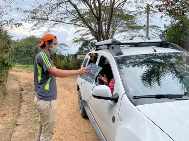 A la llegada del parque temático se encuentra Jairo Araque, quien tiene 20 años y es estudiante de Medicina Veterinaria, hace 6 años que trabaja en la Granja y amablemente recibe a los visitantes.