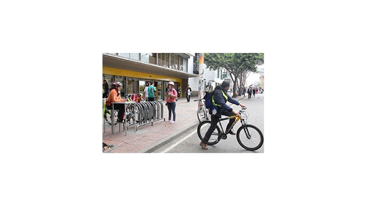 &iquest;Cascos para los funcionarios pero no para los usuarios?