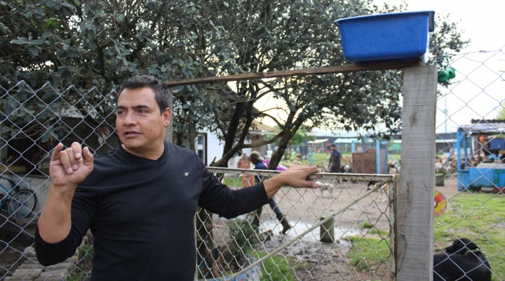 La Fundación Refugio Milagrinos está ubicada en la vía Suba-Cota, en Bogotá, y cuenta en su hogar con más de 130 perros, los cuales son rescatados en su mayoría de la localidad de Ciudad Bolívar. En la imagen Alejandro Garzón, uno de los fundadores de Milagrinos.