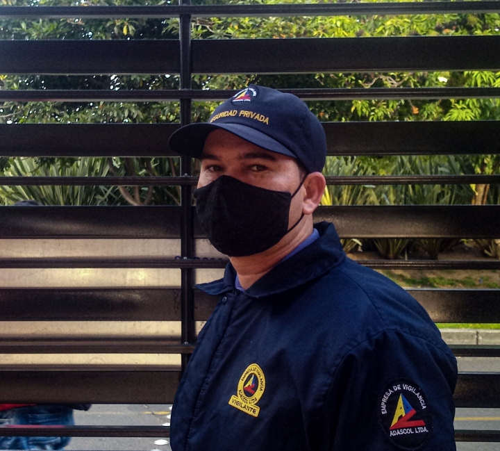 Foto: Seg&uacute;n ECOS (Empresas Colombianas de Seguridad Privada) cerca de 450 mil personas trabajan para la seguridad privada y al poder laborar durante la cuarentena, han hecho grandes esfuerzos por acatar las prevenciones.