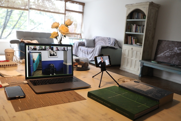 Conferencia de Carlos Villalón sobre su libro 'Coca, la guerra perdida' a alumnos de la maestría de Periodismo de UR desde casa de la profesora