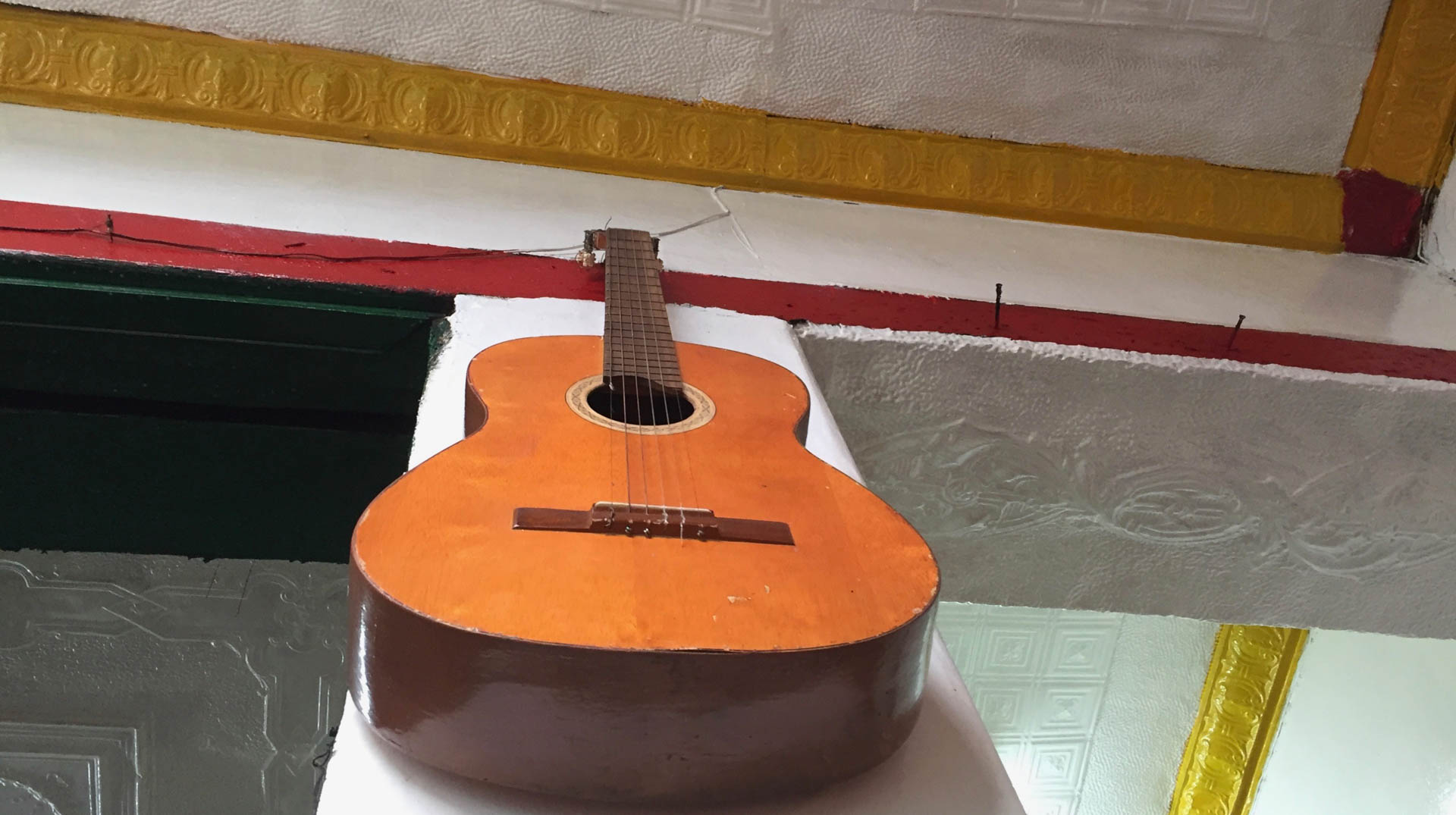 Guitarra colgada en una pared del restaurante 