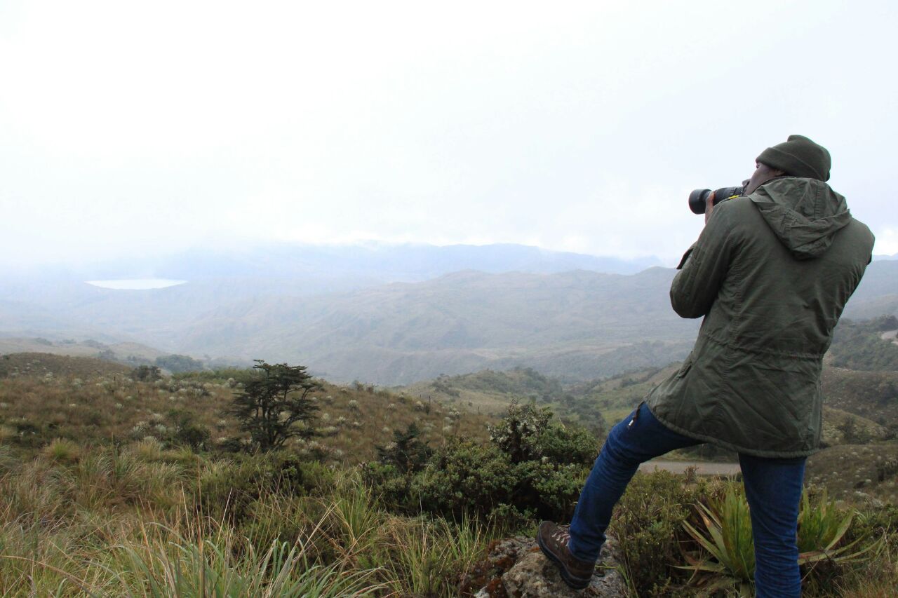 El autor tomando fotos en el Parque Nacional Natural Chingaza.