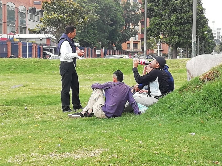 Jóvenes venezolanos charlando con un periodista en zonas aledañas a la terminal