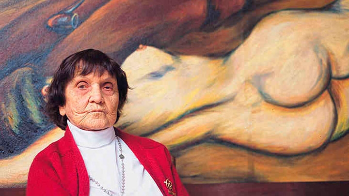 Débora Arango frente a su obra en el 2001