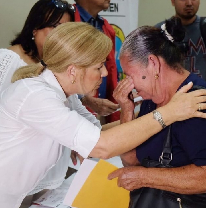 Yolanda Pinto junto a María Eugenia en Soledad, Atlántico; recibiendo una indemnización por parte de la Unidad de Víctimas.