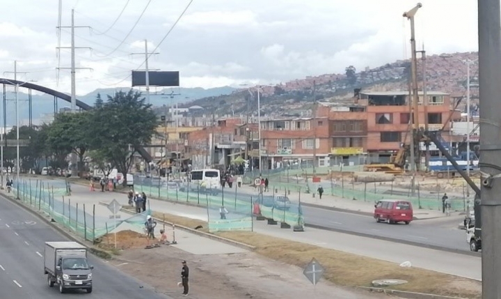 El lote uno en construcción de las estaciones y la ampliación de las calles de la Autopista Sur. Octubre 11 de 2022. Soacha, Cundinamarca.