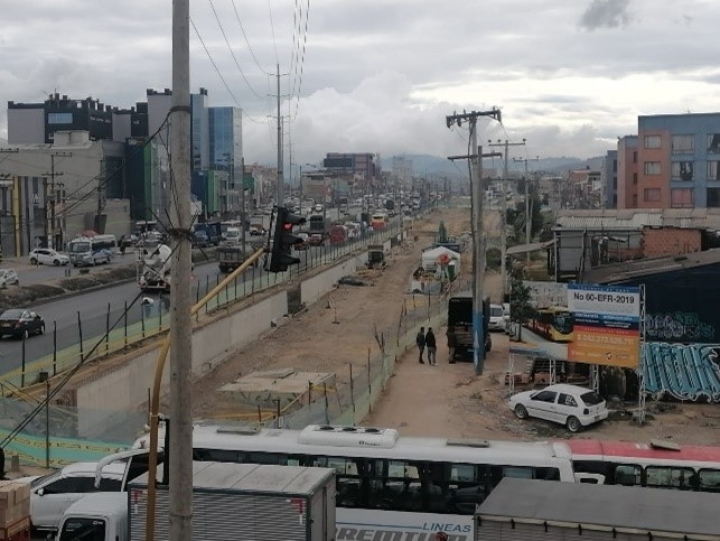 El lote uno en construcci&oacute;n de las estaciones y la ampliaci&oacute;n de las calles de la Autopista Sur. Octubre 11 de 2022. Soacha, Cundinamarca.