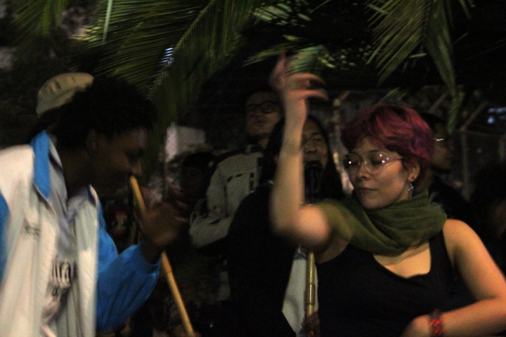 J&oacute;venes bailando en una Rueda de Gaitas