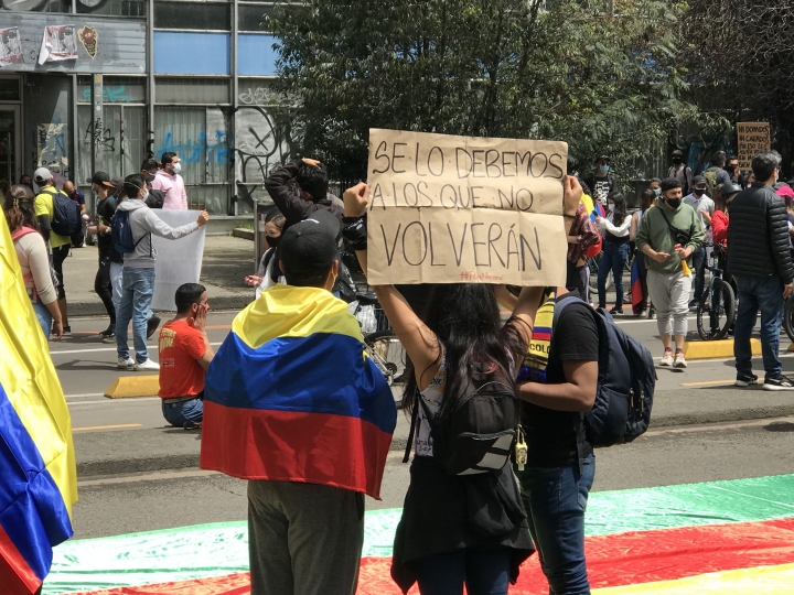 Por medio de pancartas, los manifestantes se pronuncian a favor del paro en el Parque Nacional. 5/05/2021.