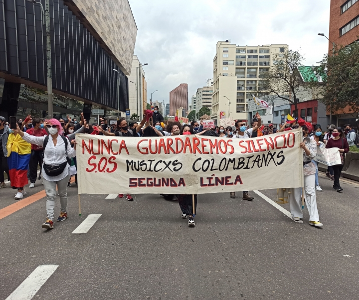 Manifestantes relacionados al gremio musical hacen un llamado de auxilio por la situaci&oacute;n actual en la carrera s&eacute;ptima. 5/05/2021.