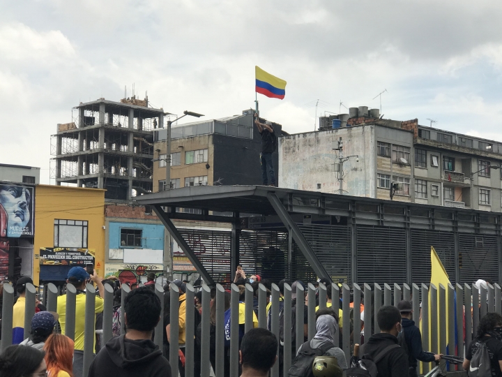 1.	Manifestante se sube al techo de la estaci&oacute;n de Transmilenio de la 63. 5/05/2021.