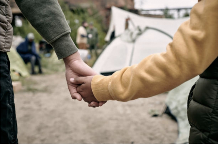 Mujeres, hombres y familias colombianas en su camino por un futuro mejor.