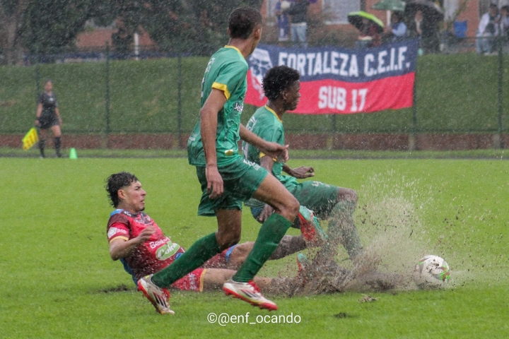 El partido tuvo dificultades por la intensa lluvia durante los 90 minutos