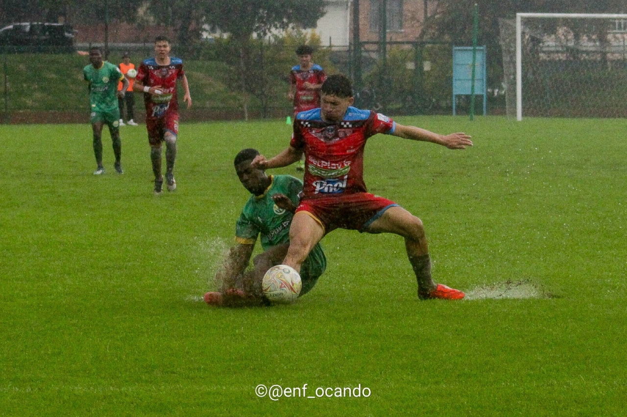 Fortaleza sub17 le ganó 1-0 a Real Cundinamarca sub17|Fortaleza se afianza en la parte alta de la tabla|El partido tuvo dificultades por la intensa lluvia durante los 90 minutos|Real Santander erró un penalti en los últimos minutos|El partido fue bastante disputado en la segunda mitad|Fortaleza recibió una tarjeta roja en los últimos minutos|Fortaleza metió el único gol del partido en la primera parte|Daniel Rodríguez, capitán del equipo capitalino|Fortaleza sub17 se ve como favorito al título|Fortaleza salió victorioso|||