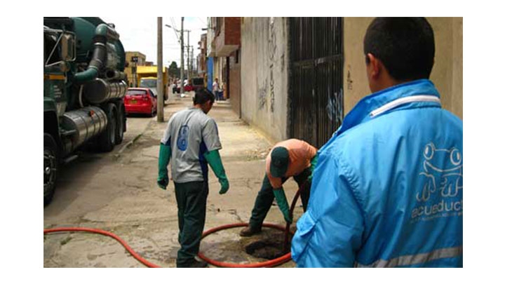 Rogelio Bautista, empleado del Acueducto, acompaña a un escuadrón a realizar un sondeo en la calle 22 sur con carrera 60.