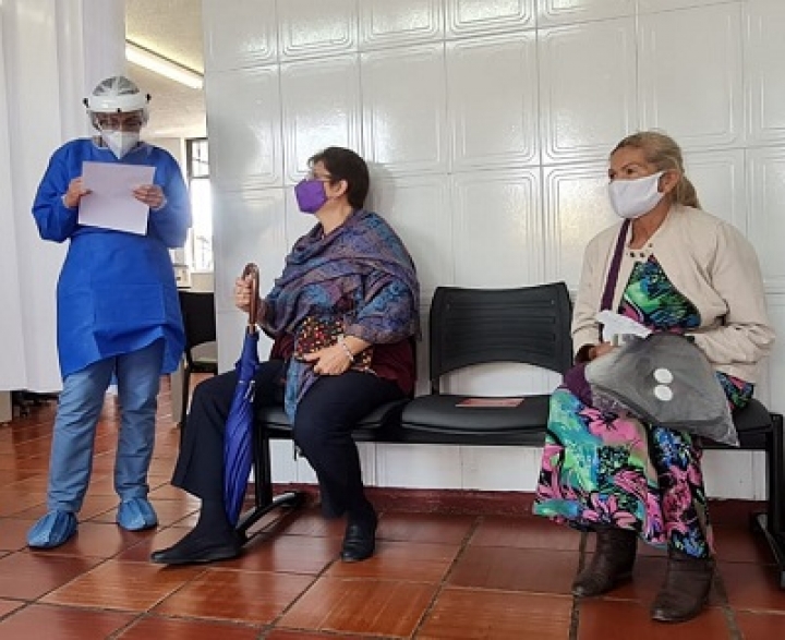 Los hospitales de Bogot&aacute; implementan estrategias para evitar la propagaci&oacute;n de COVID-19 dentro de sus instalaciones.