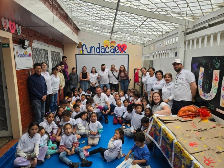 Empleados, padres, y ni&ntilde;os de la comunidad de &lsquo;Fundacaex&rsquo; durante la celebraci&oacute;n del D&iacute;a del Ni&ntilde;o de 2024
