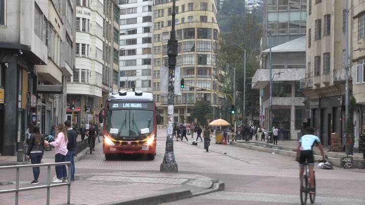 Transmilenio en estación aguas