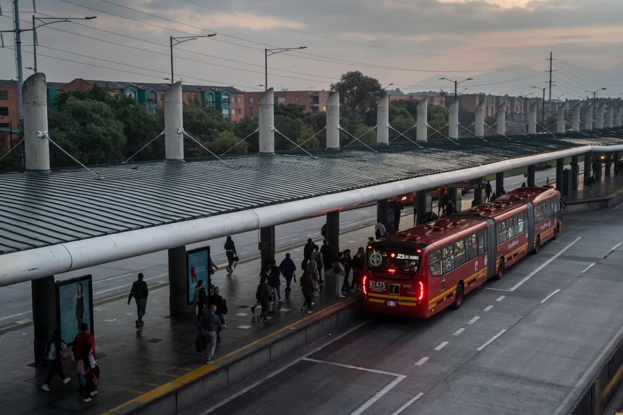 En Bogotá son las 6:04 a.m. La ciudad ya está en movimiento, reflejando la realidad de un país que madruga, pero que enfrenta uno de los mayores retos en productividad a nivel mundial. Una estación de Transmilenio en Bogotá, en marzo de 2023.|||