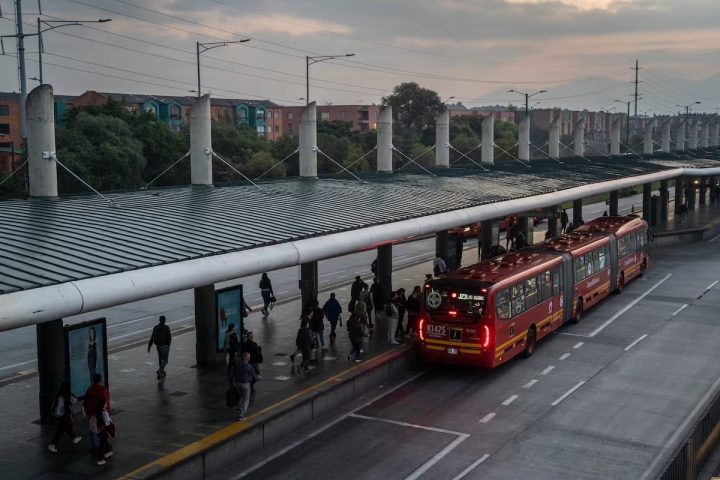 En Bogotá son las 6:04 a.m. La ciudad ya está en movimiento, reflejando la realidad de un país que madruga, pero que enfrenta uno de los mayores retos en productividad a nivel mundial. Una estación de Transmilenio en Bogotá, en marzo de 2023.