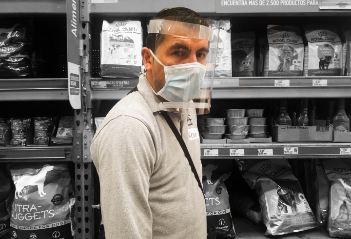 Ronald, un empleado de Homcenter usando careta y tapabocas para evitar la propagación del virus