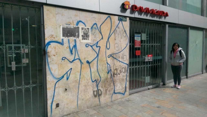Algunas paredes de los establecimientos bancarios del Centro de Bogot&aacute; se vieron afectados por grafitis durante la jornada del Paro Nacional.