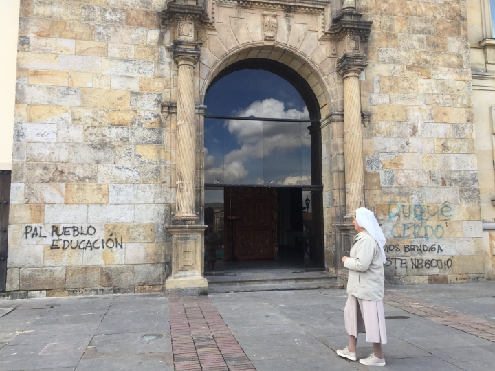 Un habitante de la calle descansando bajo los escombros que se produjeron debido al Paro Nacional del pasado 25 de abril