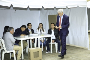 Enrique Peñalosa vota en el Centro de Bogotá. Cortesía de la foto: Alcaldía de Bogotá|||