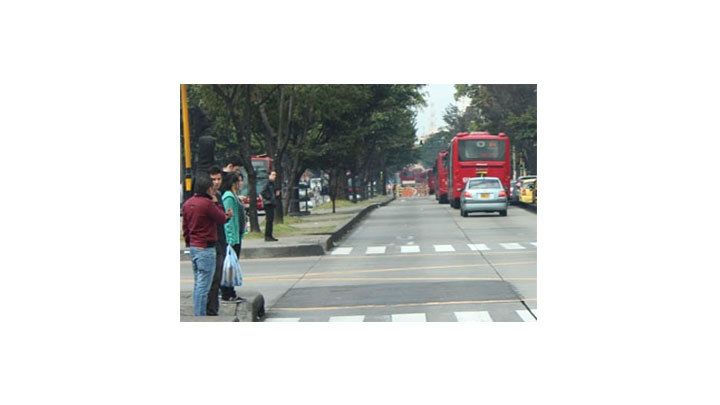 Automóvil en la vía del Transmilenio