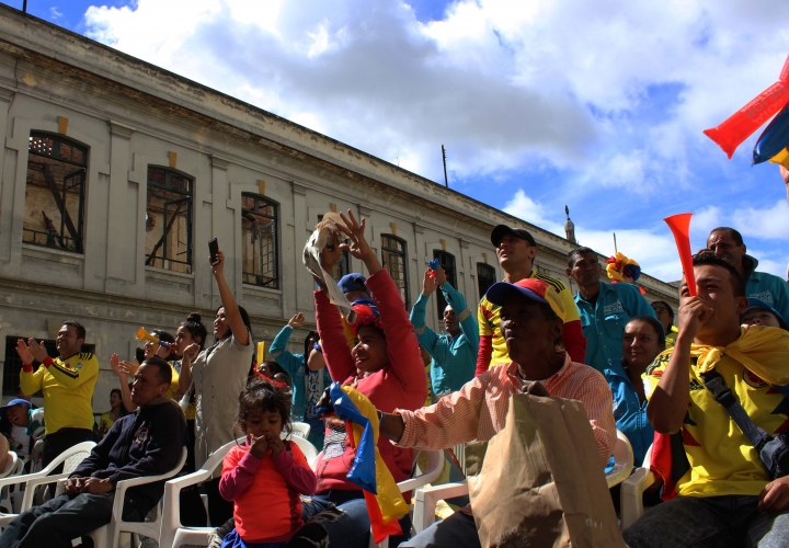 Los colombianos celebran el segundo gol de Colombia. De fondo la parte trasera de una de las casas del antiguo Bronx. Fotos: Santiago Luque Pérez