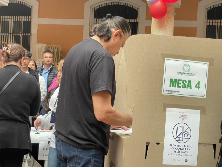 Gustavo Bolívar votó en el Colegio Mayor San Bartolomé al suroriente de la Plaza de Bolívar