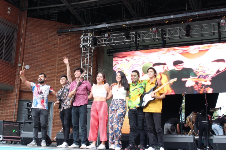 Tras finalizar el show, Tropicácidos recibió el reconocimiento que el programa Crea les tenía preparado.