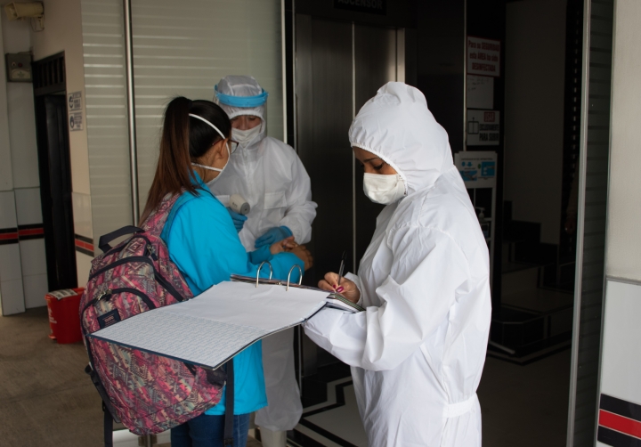 Registro de toma de temperatura en la entrada de los moteles.