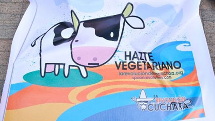 Con consignas como "Revoluci&oacute;n de la cuchara, nadie muere, nadie mata", los partidarios del veganismo tratan de convencer a las personas que saquen la carne y los productos de origen animal, de su men&uacute; diario.