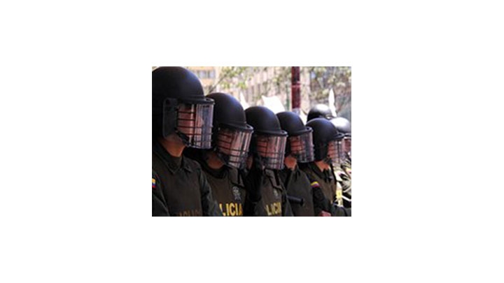 Polic&iacute;as acompa&ntilde;an las marchas en el centro de Bogot&aacute;.
