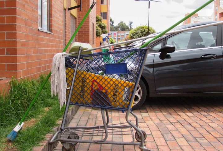 Implementos de limpieza utilizados por una mujer encargada del aseo de un conjunto residencial al occidente de Bogotá.