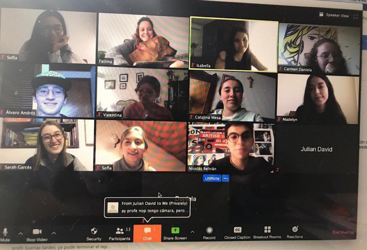 Foto de la profe F&aacute;tima Mart&iacute;nez realizada en clases con el tel&eacute;fono