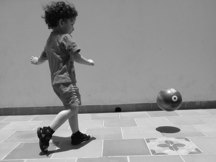 Andante: Mientras llega la hora del almuerzo, sube a la terraza para jugar a la pelota. Allí, aún puede correr. 08/04/2020