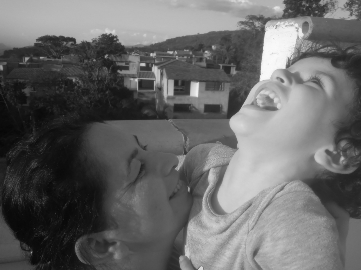 Amoroso: Gabriel y mam&aacute;. Alrededor de las cinco, el sol crece y debajo suyo, el cari&ntilde;o de una madre. 13/04/2020