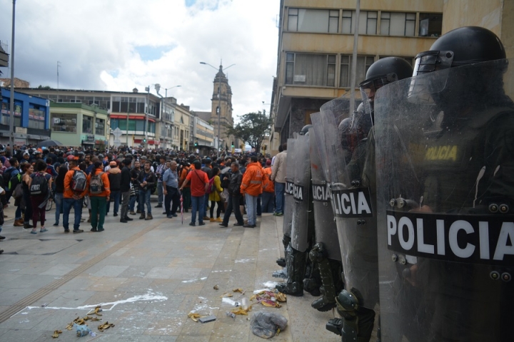 Encapuchados lanzan objetos a la Policía