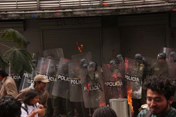 Encapuchados lanzan bomba molotov a la Policía