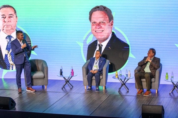 Conferencia durante el Football Axis Summit. De izquierda a derecha: Eduardo Luis, periodista WIN Sports. &Aacute;lvaro Gonz&aacute;lez, presidente Difutbol. Ram&oacute;n Jesur&uacute;n, presidente Federaci&oacute;n Colombiana de f&uacute;tbol.