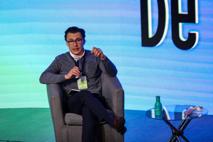 Conferencia: el costo oculto de la pirater&iacute;a. Panelista: Rodrigo Romero.