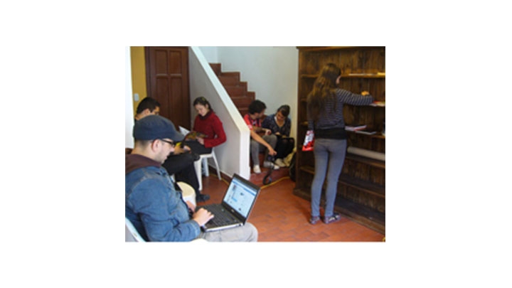 Los participantes en su mayoría jóvenes universitarios, intercambian información y contenidos con licencias libres.