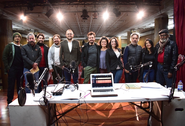 Equipo de la Corporación Changua Teatro en la organización de una de sus producciones.